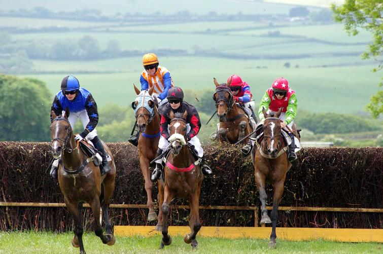 Charlotte Evans (wearing colours red and black) aboard ‘Macarthur’ won the Hunt Members Race 